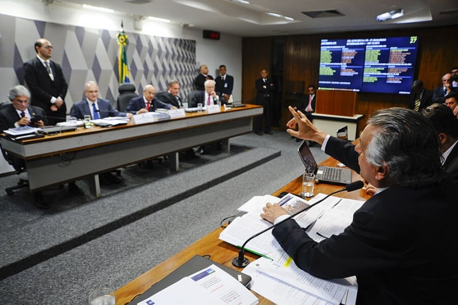 Lei quer garantir cuidadores nas escolas para crianças com deficiência